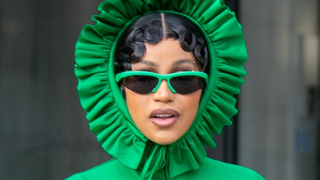 Cardi B porte une combinaison Richard Quinn à la Fashion Week de Paris