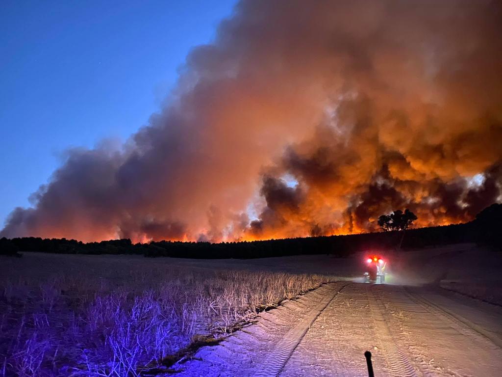 An emergency bushfire warning is in place for Ocean Farms Estate, Seaview Park and surrounding areas. Picture: Facebook/Nikki Woods