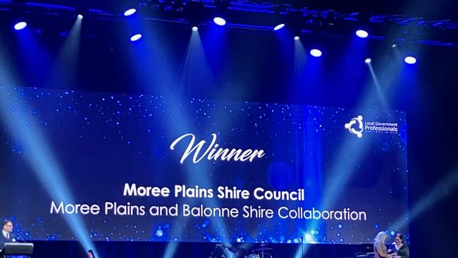 Balonne Shire Council and Moree Plains Shire Council win award for cross-border collaboration at Mungindi