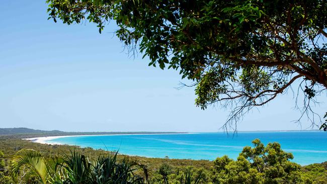 Positioned on the northeastern reaches of the island at Point Lookout, the home offers a beguiling blend of bush and beach.