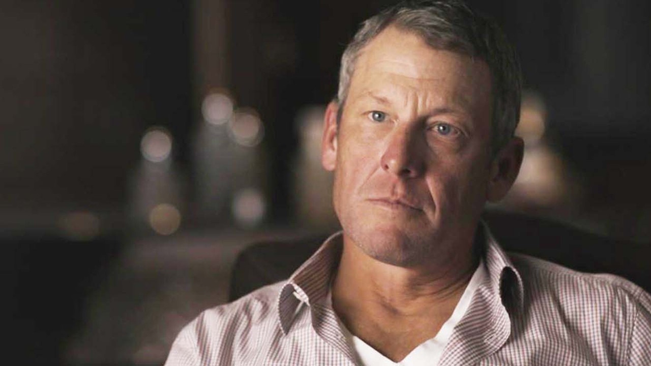 Lance Armstrong salah memasukkan nomor sepak bola putra dalam adegan dokumenter yang canggung