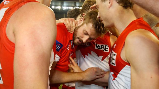 Alex Johnson consoled by teammates after suffering another ACL injury in Round 21. Picture: Getty Images