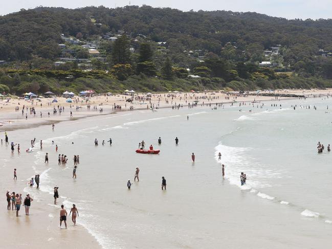 Girl remains in hospital after near-drowning at Lorne