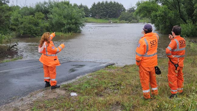 SES crews at a flooded Weirs Crossing in Stratford. Picture: VIC SES Facebook