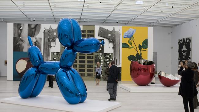 It’s not the shattered dog (that one was only a pup), but this huge blue balloon dog is the similar shade of vivid blue as the fateful sculpture. 