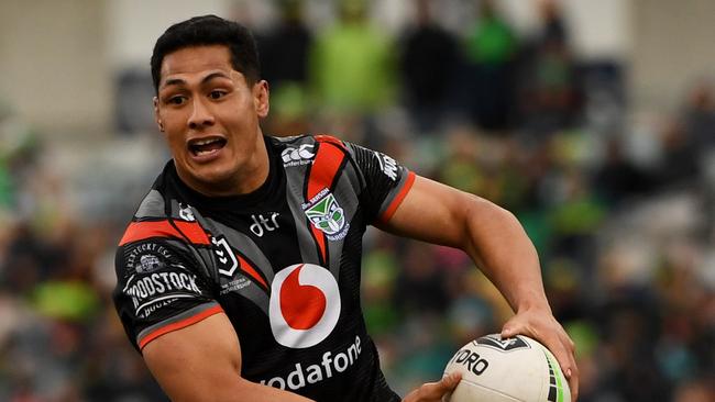 CANBERRA, AUSTRALIA - SEPTEMBER 07: Roger Tuivasa-Sheck of the Warriors scores a try during the round 25 NRL match between the Canberra Raiders and the New Zealand Warriors at GIO Stadium on September 07, 2019 in Canberra, Australia. (Photo by Tracey Nearmy/Getty Images)