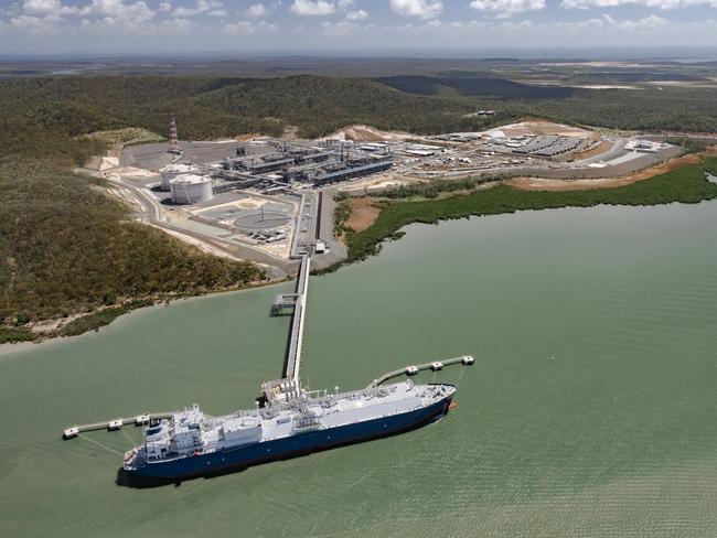 Aerial view of the Cool Voyager LNG ship at the Santos GLNG project on Curtis Island, near Gladstone in Queensland, Australia. The first of two GLNG production trains was handed over to the customer, Santos, in October 2015. The GLNG project is one of three plants built by Bechtel on Curtis Island, near Gladstone in Queensland, Australia. The projects, QCLNG, GLNG and Australia Pacific LNG (APLNG) will have a capacity to produce 25 million tonnes of LNG per annum when complete in 2016.