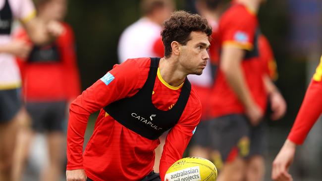 MELBOURNE, AUSTRALIA – AUGUST 20: Jarrod Harbrow passes during a Gold Coast Suns AFL training session at Gosch's Paddock on August 20, 2021 in Melbourne, Australia. (Photo by Robert Cianflone/Getty Images)