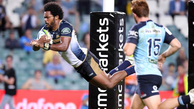 Henry Speight (left) of the Brumbies scores a try during the Round 4 Super Rugby match between the Waratahs and the Brumbies at Allianz Stadium in Sydney, Saturday, March 18, 2017. (AAP Image/Paul Miller) NO ARCHIVING, EDITORIAL USE ONLY