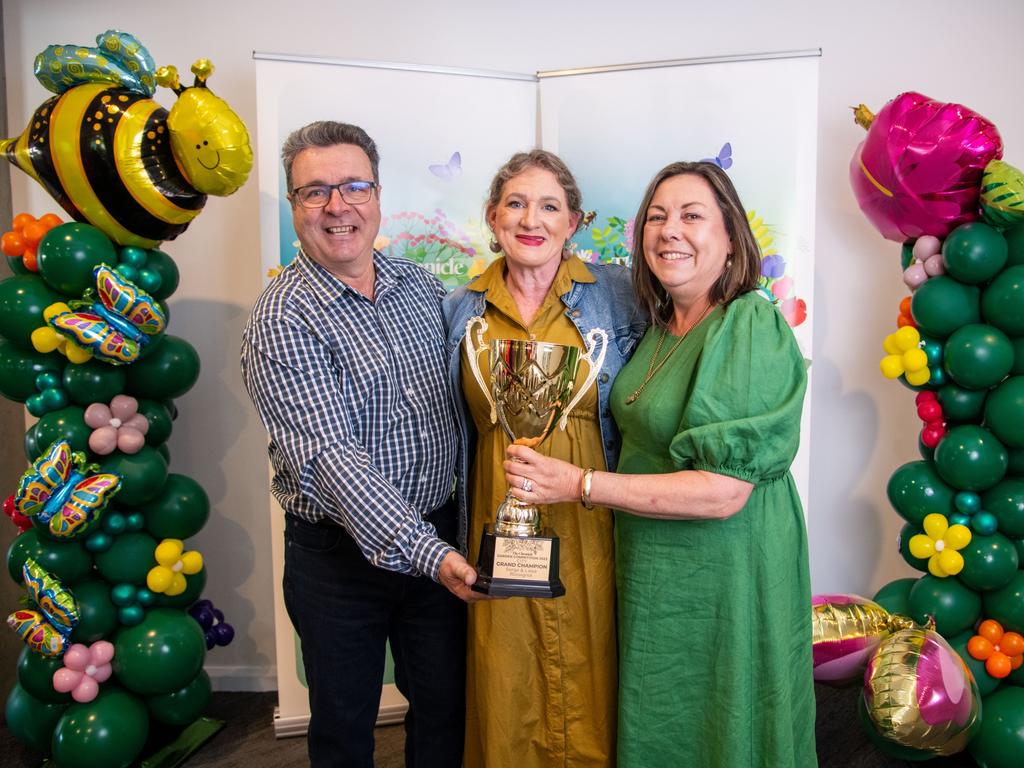 Residential garden judge for 2023, Claire Bickle (centre) with City Grand Champion garden winners, Serge and Leisa Rossignol. Chronicle Garden Competition, awards presentation at Oaks Toowoomba Hotel.Thursday September 14, 2 023