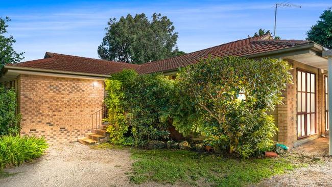 4 Melaleuca Court, Frankston is going to auction.