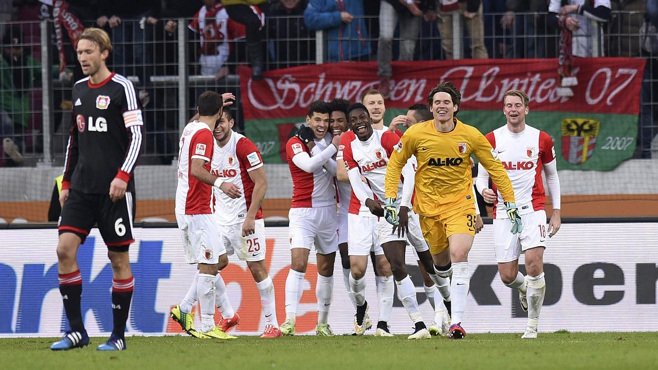 Frankfurt's Carlos Zambrano (L) and Munich's Robert Lewandowski