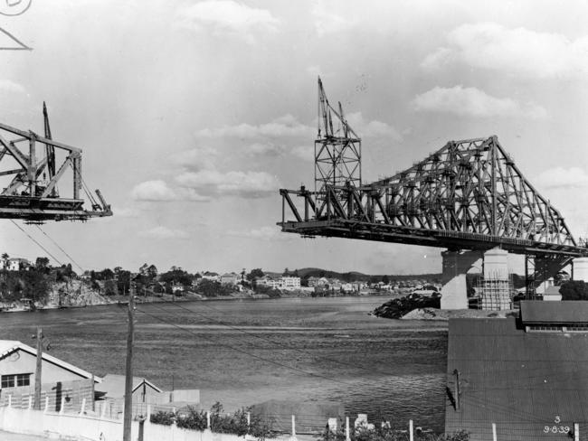 The Story Bridge under construction in the late 1930s