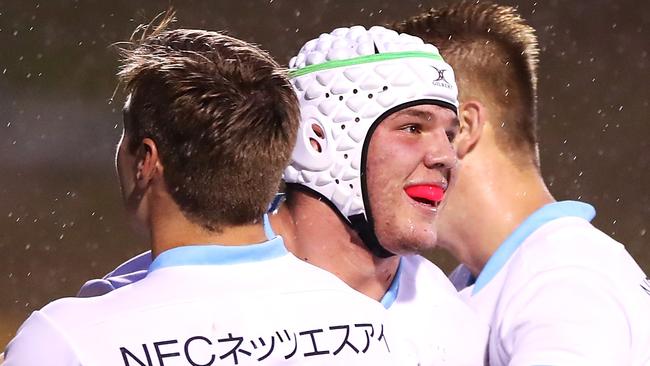 SYDNEY, AUSTRALIA - JANUARY 17: Carlo Tizzano of the Waratahs celebrates with his team mates after scoring a try during the pre-season Super Rugby match between the Waratahs and the Highlanders at Leichhardt Oval on January 17, 2020 in Sydney, Australia. (Photo by Mark Kolbe/Getty Images)