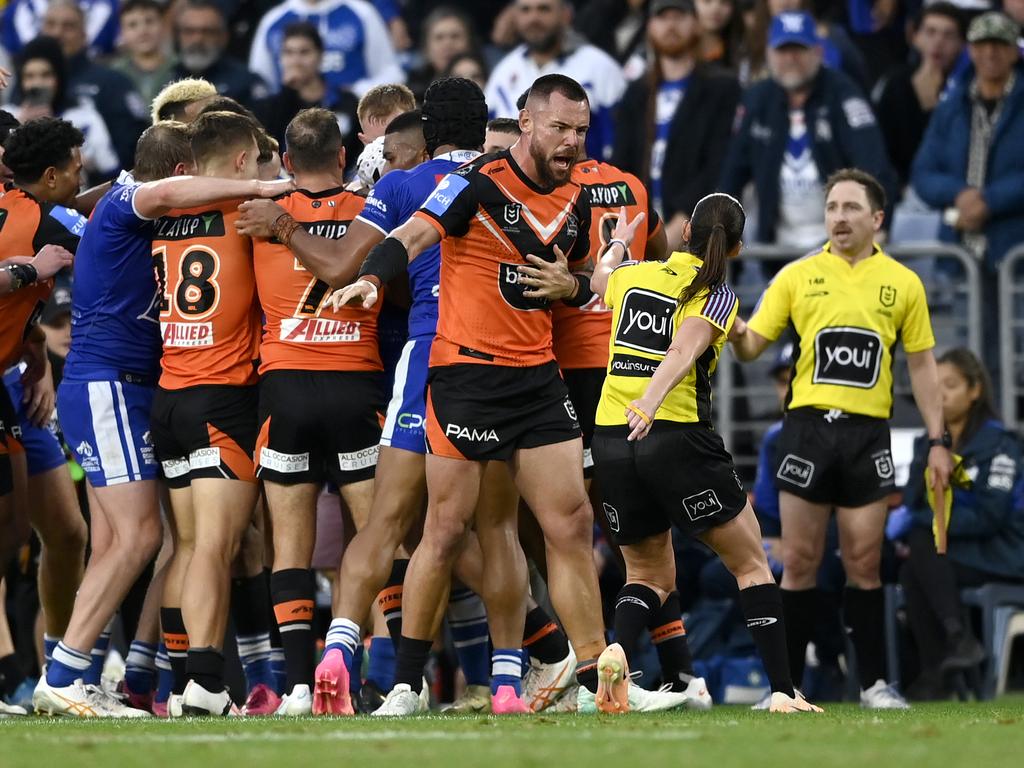 David Klemmer argues with Kasey Badger. NRL Imagery