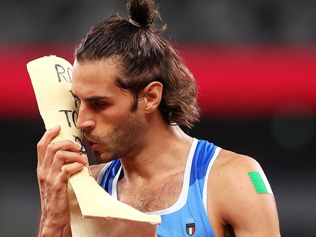 Gianmarco Tamberi kisses his old cast after wining gold. Picture: Getty Images