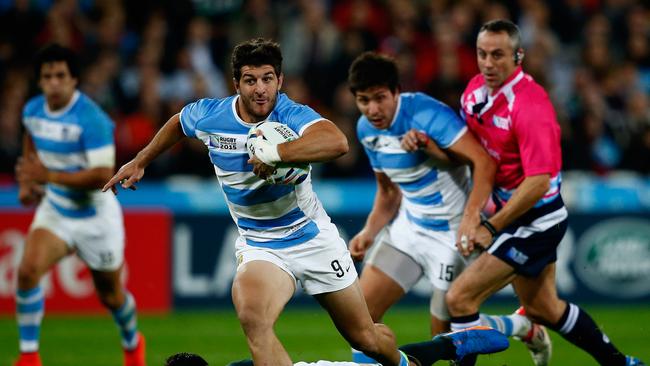 LONDON, ENGLAND - OCTOBER 30: Tomas Cubelli of Argentina breaks with the ball during the 2015 Rugby World Cup Bronze Final match between South Africa and Argentina at the Olympic Stadium on October 30, 2015 in London, United Kingdom. (Photo by Laurence Griffiths/Getty Images)