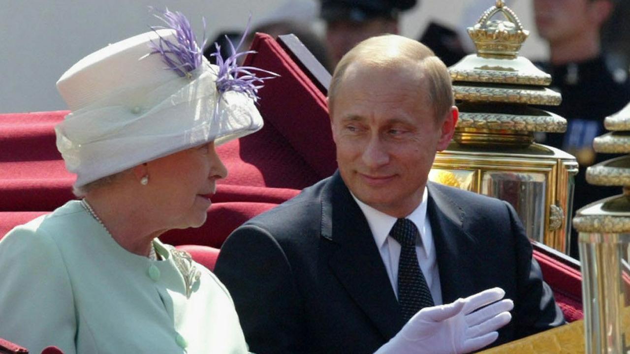 Queen Elizabeth II (l) with Russian politician President Vladimir Putin (r) travelling in the royal coach to Buckingham Palace, London, England 24 Jun 2003. British royalty