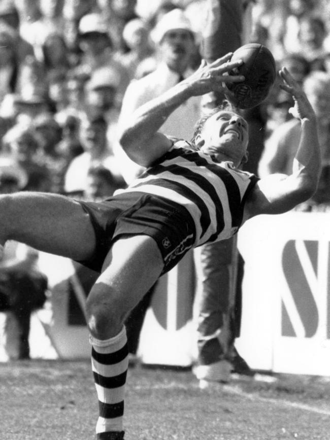 Gary Ablett marks in the 1989 Grand Final.