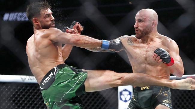 Volkanovski (R) cemented his spot at the featherweight GOAT with a clinical win over Yair Rodriguez earlier this month. Picture: Steve Marcus/Getty Images