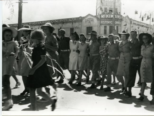 Crowds in Flinders St after the World War II peace announcement, August 15, 1945. Picture: Townsville City Libraries