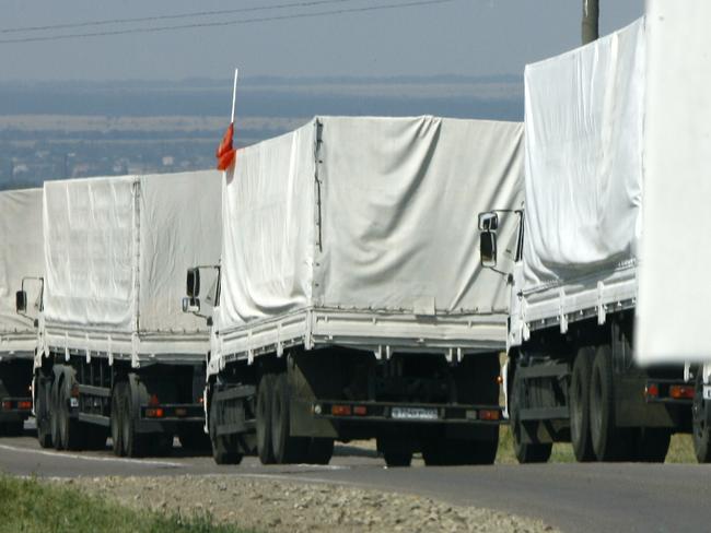 Trucks from a Russian humanitarian convoy arrive outside the town of Kamensk-Shakhtinsky in the Rostov region, some 30kms from the Russian-Ukrainian border, Russia, on August 14, 2014. A massive Russian "humanitarian" convoy closed in on Ukraine's border today despite doubts over whether the trucks would be allowed across, and as deadly fighting rocked rebel-held strongholds. The nearly 300 vehicles headed towards southeastern Ukraine, even as intense shelling there in the insurgent bastions of Donetsk and Lugansk -- where the trucks appear headed -- sharply increased the death toll from fighting. AFP PHOTO / ANDREY KRONBERG