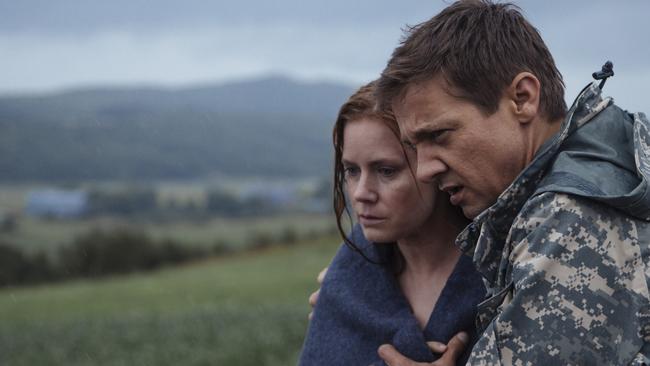 Amy Adams and Jeremy Renner in a scene from the Dennis Villeneuve film Arrivals