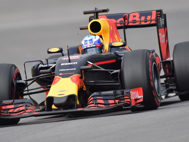 Red Bull Racing's Australian driver Daniel Ricciardo steers his car during the qualifying session of the Formula One Russian Grand Prix at the Sochi Autodrom circuit on April 30, 2016. / AFP PHOTO / YURI KADOBNOV