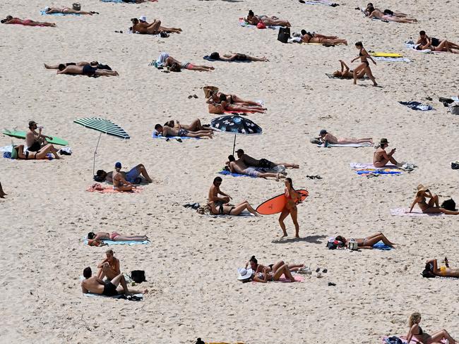 SYDNEY, AUSTRALIA - NewsWire Photos, OCTOBER, 23, 2021: Members of the public are seen at Bondi Beach in Sydney.  Picture: NCA NewsWire/Bianca De Marchi