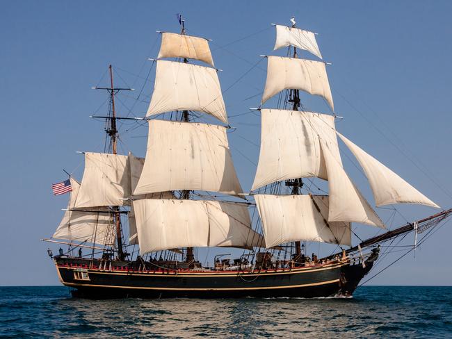 HMS Bounty II with full sails on Lake Michigan near the Port of Chicago for the 2010 Great Lake Tall Ship Challenge. Please credit Dan Kasberger.