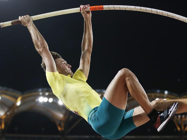 TOPSHOT - Australia’s Kurtis Marschall competes in the athletics men's pole vault final during the 2018 Gold Coast Commonwealth Games at the Carrara Stadium on the Gold Coast on April 12, 2018. / AFP PHOTO / Adrian DENNIS