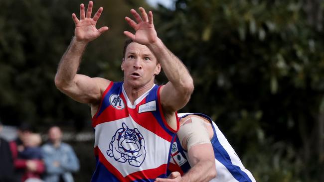 Brent Harvey in action for North Heidelberg.