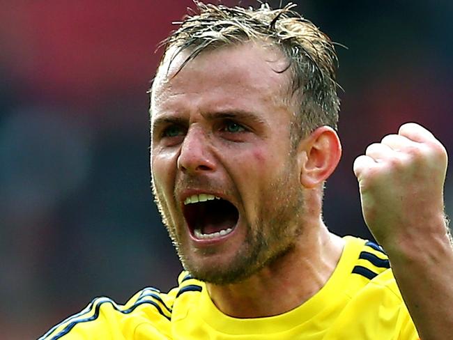 MANCHESTER, ENGLAND - MAY 03: Lee Cattermole of Sunderland celebrates following his team's 1-0 victory during the Barclays Premier League match between Manchester United and Sunderland at Old Trafford on May 3, 2014 in Manchester, England. (Photo by Clive Mason/Getty Images)