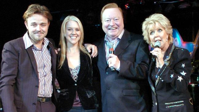 Patti Newton (R), joined by her husband, Bert Newton (2/R), her son, actor Matthew Newton (L) and daughter Lauren Newton, during Mother's Day concert.