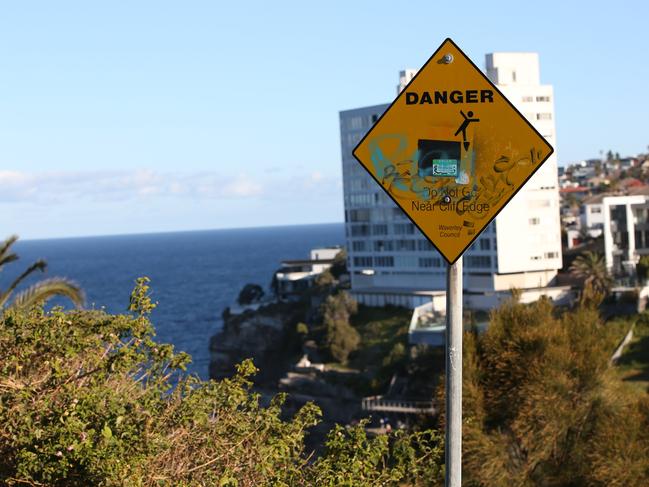 A warning sign on the cliffs of Diamond Bay in Vaucluse a few hundred meters from where woman died in August. Picture: Damian Shaw