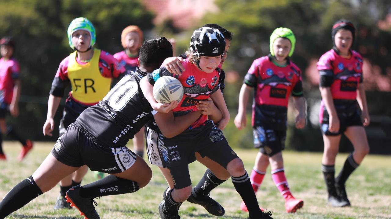 Logan Cleary runs the ball. (AAP IMAGE / Angelo Velardo)