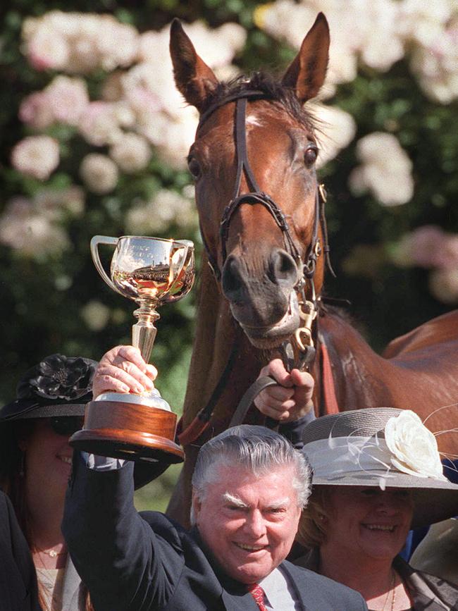 A triumphant Bart Cummings with the gelding in 1999.