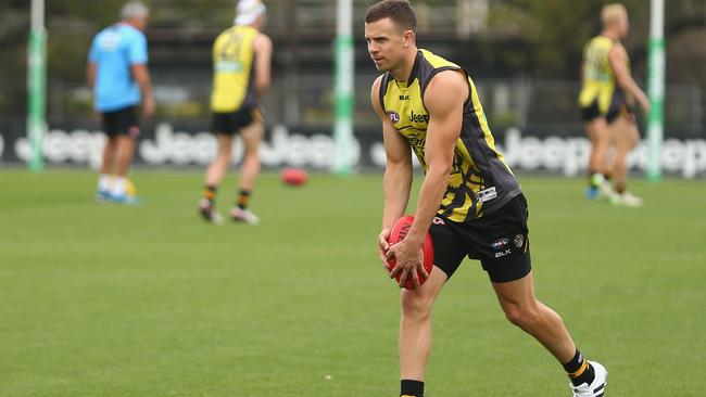 MELBOURNE, AUSTRALIA - APRIL 21: Brett Deledio of the Tigers lines up a shot on goal during a Richmond Tigers AFL training session at Punt Road Oval on April 21, 2016 in Melbourne, Australia. (Photo by Robert Cianflone/Getty Images)