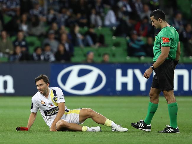 MELBOURNE, AUSTRALIA - NOVEMBER 11: Tommy Oar of the Mariners appears injured during the round four A-League match between the Melbourne Victory and the Central Coast Mariners at AAMI Park on November 11, 2018 in Melbourne, Australia. (Photo by Robert Cianflone/Getty Images)