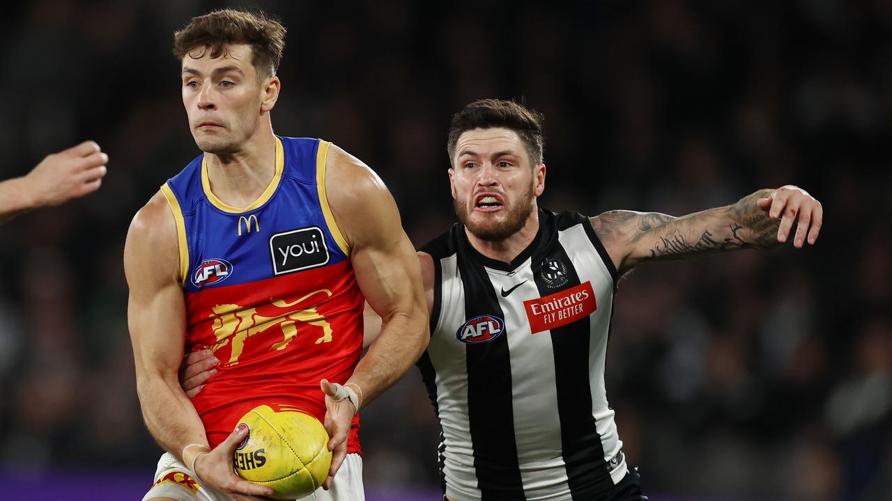 AFL: Internet Thirsts Over Deven Robertson Wardrobe Malfunction