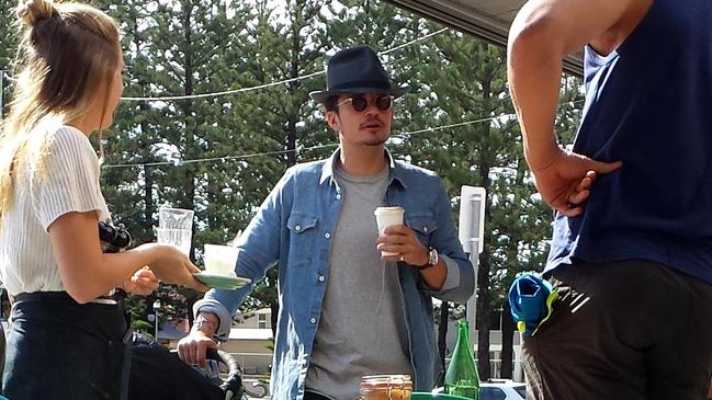 Orlando Bloom enjoying coffee at Elk Espresso at Broadbeach in 2015.