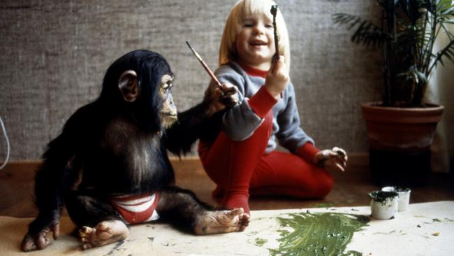 Ane Moseid teaching Julius to paint. Photo: Arild Jackobsen.