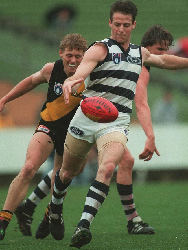 Liam Pickering gets away from Stuart Maxfield in the 1995 preliminary final.