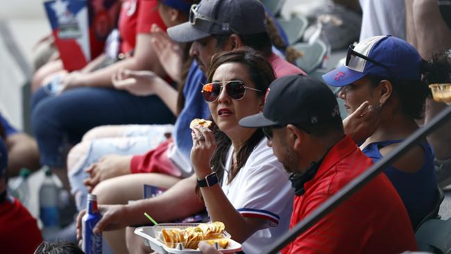 The rules did not require people to wear masks while eating or drinking. Picture: Tom Pennington/Getty Images/AFP