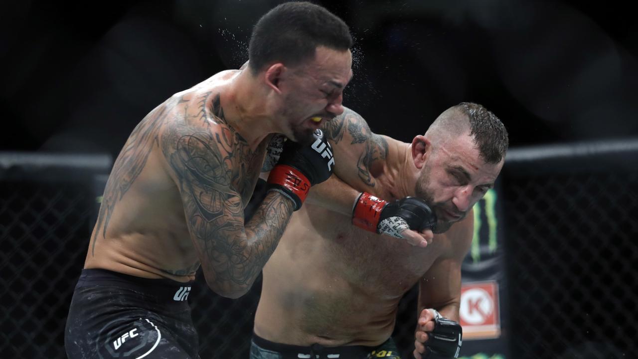 Alexander Volkanovski on his way to defeating UFC featherweight champ Max Holloway at UFC 245. Steve Marcus/Getty Images/AFP