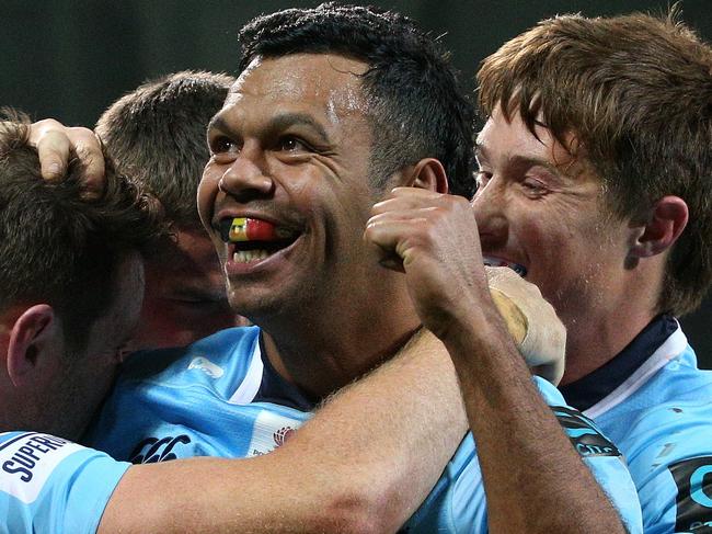 Kurtley Beale (second right) of the Waratahs celebrates victory with team mates after the Round 17 Super Rugby match between the Melbourne Rebels and the NSW Waratahs at AAMI Park in Melbourne, Friday, June 29, 2018. (AAP Image/Hamish Blair) NO ARCHIVING, EDITORIAL USE ONLY