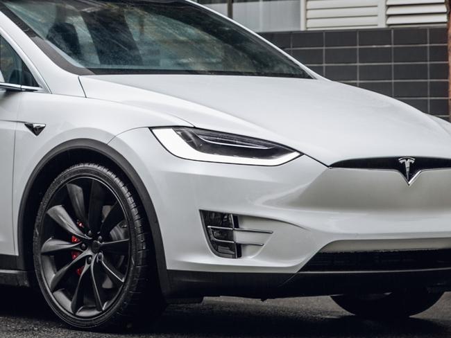 Tesla Model X.