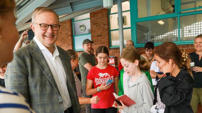 Anthony Albanese talks with local schoolchildren at Leichhardt Park Aquatic Centre. Picture: Supplied