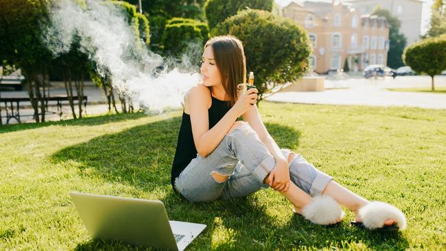 Victoria is being urged to require tobacco and vape retailers to be licensed.