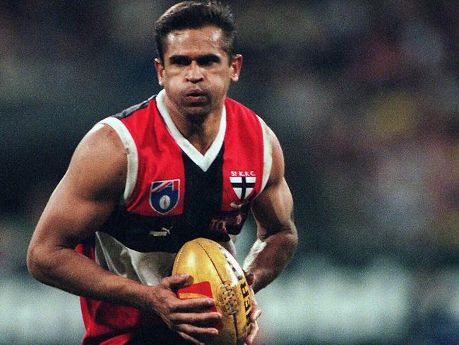 19Sep97 Preliminary Final. St. Kilda vs North Melbourne. Nicky Winmar in action. a/ct  /Football